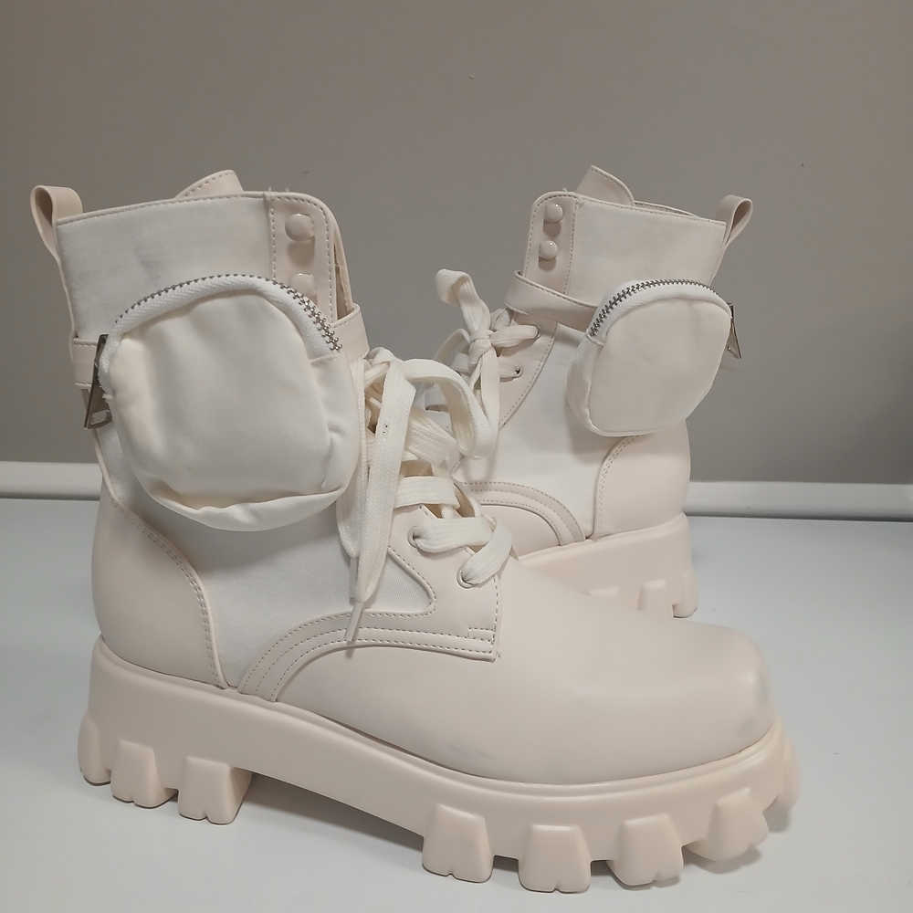 Cream Fabric & Faux Leather Lace-Up Ankle Pouch Combat Boot 10M NWOT Flawed
